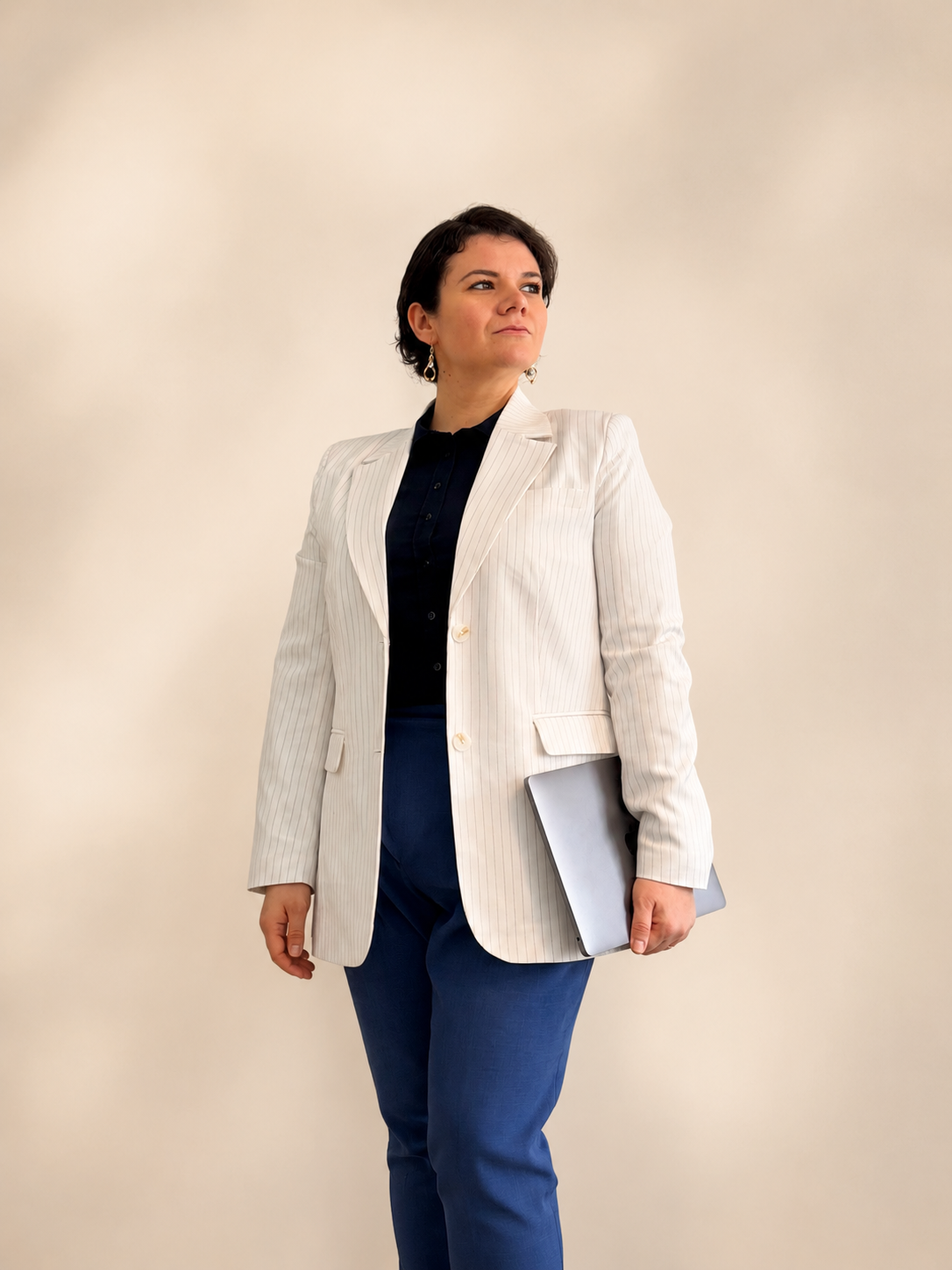 Natalia Weglinska, Gründerin von CLARIVA Coaching & Leadership, bei der Arbeit am Laptop